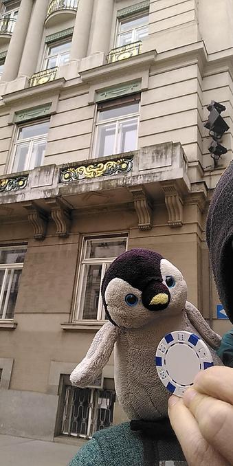 Archy sitzt auf Fabians Schulter. Vor Archy wird ein weißer Poker-Chip gehalten, dieser dient als "Leben" für unser Spiel.