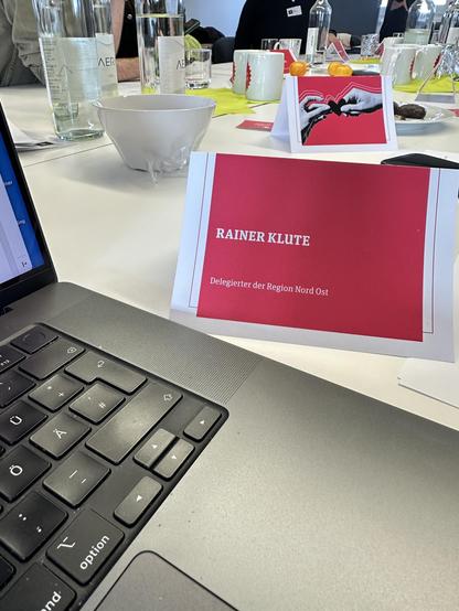 Namensschild auf Tisch, im Vordergrund Laptop. Auf Hauptversammlung des BDG Berufsverband Kommunikationsdesign