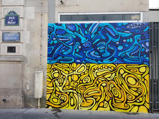 Mural with organic shapes depicting the Ukrainian flag.