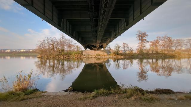 Stahlbrücke von unten