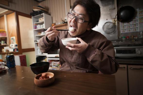Hombre japonés comiendo arroz (Getty Images)