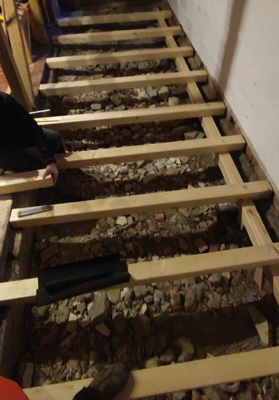 Die fast fertig neue Unterkonstruktion für den neuen Fußboden.