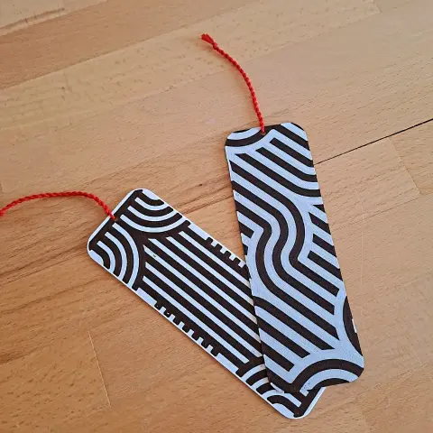 2 marques-page avec un motif art déco noir et blanc avec une cordelette rouge