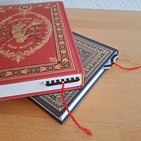 Les marques-page dans 2 livres de Victor Hugo