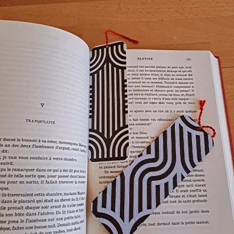 Les marques-page posés sur un livre ouvert