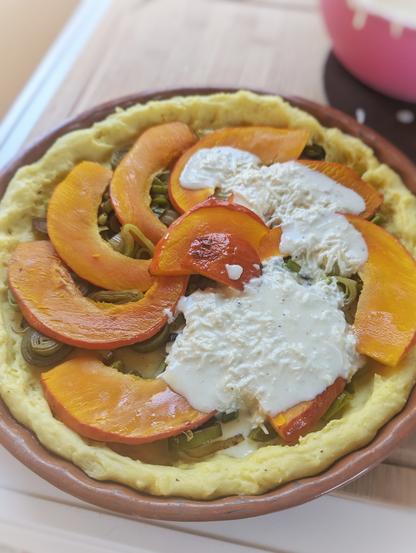 Ungebackene Kürbis-Lauch-Tarte in der Form: gebratene Lauchringe, Hokkaidoscheiben und heller Guss auf einem Kartoffelboden. Foto by Johann Seidl, Freisinger Gartenblog.