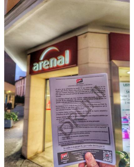 Fotografía de la octavilla entregada a las trabajadoras de Druni-Arenal en Valladolid con la tienda al fondo