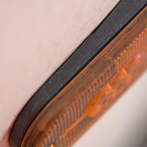 Seitenleuchte am Aufbau eines Rettungswagens