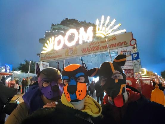 Danzo, Aki and Akayatsu in front of the entrance sign to Dom Hamburg. In the background the Bunker