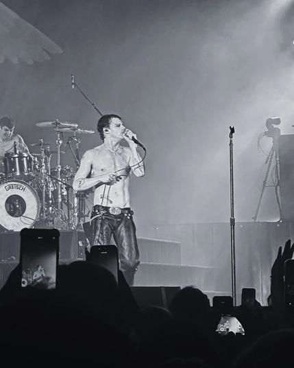 Yungblud im Oktober 2025 auf seinem Konzert in Düsseldorf auf der Bühne

Er singt gerade.