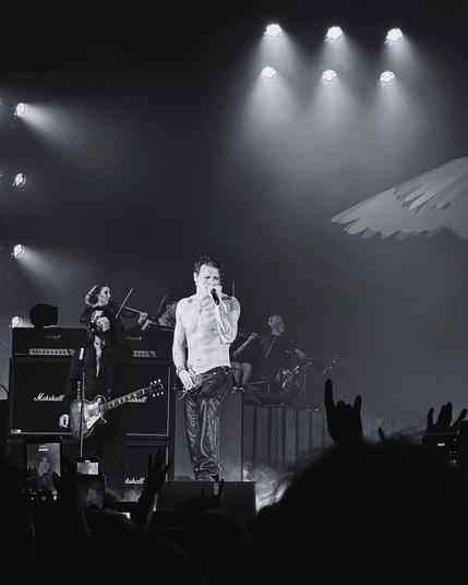 Yungblud im Oktober 2025 auf seinem Konzert in Düsseldorf auf der Bühne

Er steht beim Singen.