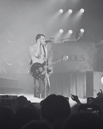 Yungblud im Oktober 2025 auf seinem Konzert in Düsseldorf auf der Bühne

Seine Gitarre ist sichtbar.