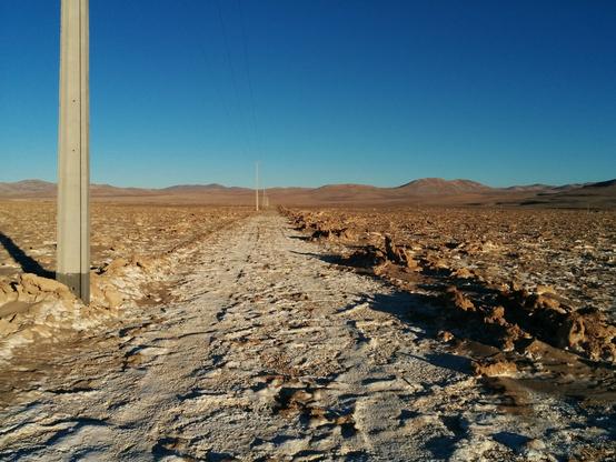 Image: Salt-crusted road in the Atacama desert, 2018.
Carretera cubierta de sal en el desierto de Atacama, 2018.
طريق مغطى بالملح في صحراء أتاكاما، 2018.
Route recouverte de sel dans le désert d'Atacama, 2018.
Estrada coberta de sal no deserto do Atacama, 2018.