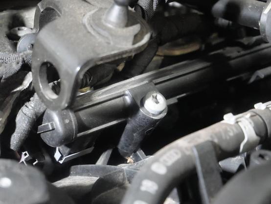 high pressure fuel rail at intake side for multi port injection