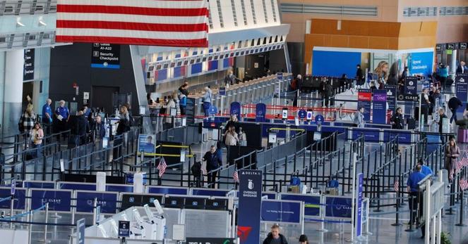 米空港で最大20％減便も、続く政府閉鎖に運輸長官が警告 | ロイター
