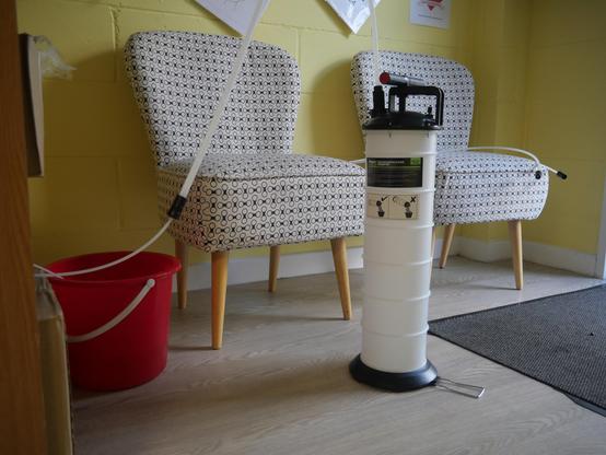 Testing the oil extractor with 5,7 litres of water to see how much space it takes up in the container