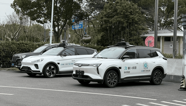 <p>中国ネット大手の百度（バイドゥ）傘下で自動運転タクシー（ロボタクシー）を展開する「蘿蔔快跑（Apollo Go）」はこのほど、スイス国営の郵便会社スイスポスト傘下のバス会社PostBusと戦略的パートナーシップを締結し、同国で自動運転交通サービス「AmiGo」を共同展開すると発表した。</p>
<p>12月からスイス東部のザンクトガレン州、アッペンツェル・アウサーローデン準州、アッペンツェル・インナーローデン準州で試験運行を開始し、遅くとも27年1～3月期までに完全自動運転による通常運行を実現する見通しだ。今回の提携の中心となる戦略は、既存の公共交通ネットワークを補完・強化することにある。AmiGoは、従来の定期バスがカバーしにくいボーデン湖畔やアルプス山麓などを対象とし、住民にスムーズな移動手段を提供する。</p>
<blockquote class="wp-embedded-content"><p><a href="https://36kr.jp/442153/">伊予鉄、松山市で「運転席なし」自動運転バス運行へ　中国WeRide製EVバス導入</a></p></blockquote>
<p></p>
<p>このサービスを支えるのは、Apollo Goの第6世代自動運転車で、取り外し可能なハンドルを採用し、完全無人運転に対応した設計となっている。同社はこれまでに、米配車大手のウーバー・テクノロジーズやLyft（リフト）などと提携し、アジアや中東でロボタクシーサービスを展開してきた。2025年8月までに世界で提供したサービスは累計1400万回を超え、安全走行距離は累計2億キロメートルを突破。同社は世界最大の自動運転モビリティサービス企業としての地位を確立している。</p>
<blockquote class="wp-embedded-content"><p><a href="https://36kr.jp/353815/">ロボタクシー商戦、米中二極構造が鮮明に 　百度「Apollo Go」がアジア・中東へ攻勢</a></p></blockquote>
<p></p>
<p>（36Kr Japan編集部）</p>