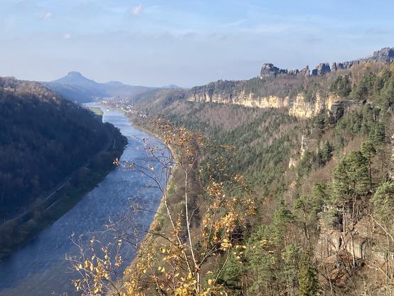 Pohled na řeku Labem pozadí Königstain.