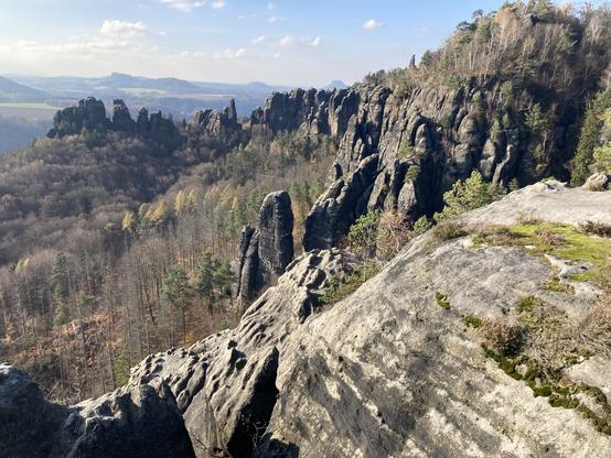 Pohled na skalní jehly v Saském Švýcarsku zvané Schrammstein.