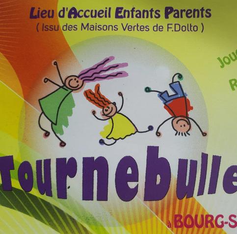 Logo de Tournebulle, Trois personnes déssinés avec des dessins naïfs.
Le texte : Lieu d'accueil enfants parents (Issu des maisons vertes de F. Dolto)