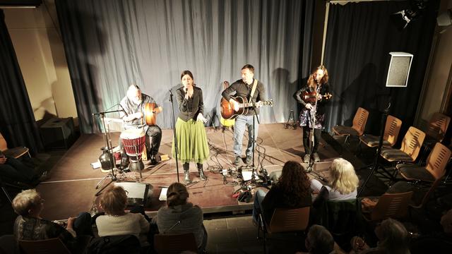 Die Vierköpfige Band 'Bedlam' spielt überwiegend irischen Folk, aber auch Traditional Music anderer Kulturen
Percussion, Gesang, Gitarre und Fiddle, hier auf der Bühne im JUKUZ Puderbach