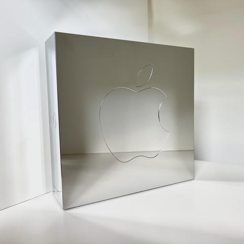 A polished stainless steel block, about 18 x 18 x 5 cm, with a large Apple logo on the square side. On the left side there’s a large number 30, and if you zoom in you can just about make out the text ‘Quinn “The Eskimo!” 2025’.