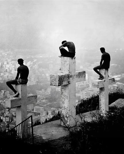 Sei ein Mensch und bleibe ein Mensch, komme was wolle
Bildbeschreibung (Deutsch):
Das Schwarz-Weiß-Bild zeigt drei Menschen, die auf großen, verwitterten Kreuzen über einer Stadt sitzen. Ihre Körperhaltung - nachdenklich, gesenkt, abgewandt - symbolisiert die innere Suche in einer Welt im Wandel. Die Kreuze stehen hier nicht für religiöse Opfer, sondern für die Kreuzungspunkte der Menschheit: den Übergang von alten zu neuen Paradigmen. Nebel und Hohe erzeugen den Eindruck einer Schwellenzeit - einer Epoche zwischen Gestern und Morgen. Die Komposition erinnert daran, dass Wissen, Bewusstsein und Menschlichkeit die einzigen stabilen Werte bleiben, wenn Systeme und Gewissheiten zerfallen.
Image description (English):
The black-and-white image shows three people sitting atop large, weathered crosses overlooking a city. Their contemplative postures-heads lowered, bodies turned away-reflect the inner struggle of humanity amid transformation. The crosses do not signify sacrifice, but the crossroads of civilization: the passage from old to new paradigms. Mist and elevation evoke a sense of threshold time-an era suspended between past and future. The composition reminds us that knowledge, awareness, and humanity are the only constants when systems and certainties begin to dissolve.🖖