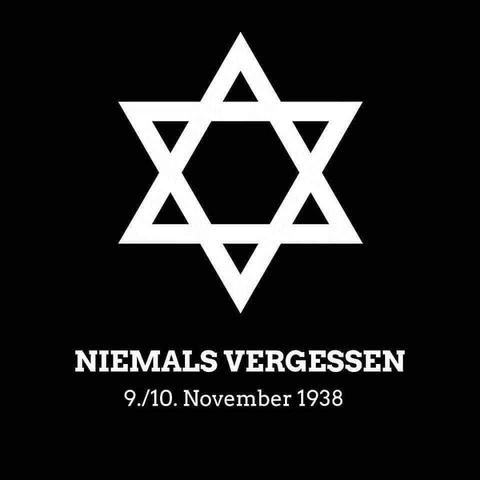 Weißer Davidstern auf schwarzem Hintergrund, Text „Niemals vergessen, 9./10. November 1938“