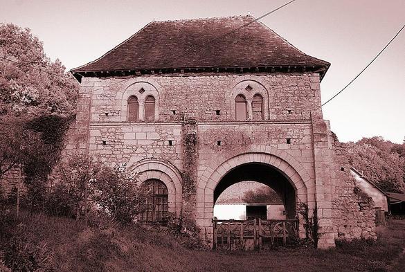 Ancien prieuré de Courtozé à #Azé (#LoirEtCher) Cette porte est le seul bâtiment qui subsiste du prieuré, fondé au milieu du XIe siècle, dépendance de l'abbaye de la Trinité à Vendôme et encore très complet dan...
Suite 👉 https://monumentum.fr/monument-historique/pa00125368/aze-ancien-prieure-de-courtoze
#Patrimoine #MonumentHistorique
Photo CC-BY-SA 4.0 : Julien Chéramy