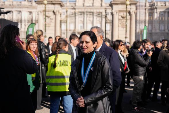 La presidenta de la Comunidad de Madrid, Isabel Díaz Ayuso, a su llegada a la eucaristía por la festividad de la Virgen de la Almudena, patrona de Madrid, presidida por el cardenal José Cobo.