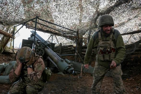 Soldados ucranianos de la 152º Brigada Jaeger Separada abren fuego de mortero contra posiciones rusas, operando una lanzadora M114, en algún punto en la ciudad de Pokrovsk (Donetsk, Donbás). (REUTERS / Anatolii Stepanov)
