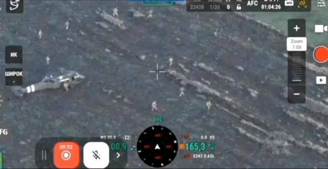 Desembarco de tropas ucranianas aerotransportadas en el frente de Pokrovsk (Donetsk, Donbás) en una operación especial relámpago contra Rusia. (Ukrainian Military source / Handout via REUTERS)