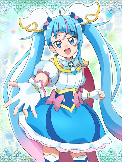 Una niña con cabello color celeste. Tiene ojos claros también. Un vestido azul cielo en la parte de abajo y blanco en la parte de arriba, separado por un cinturón azul oscuro, con bordes amarillos y dos moños rosados, uno a cada lado. Tiene guantes blancos. Tiene una cinta amarilla que la rodea desde entre los hombros y el cuello hacia el pecho, pero todavía se ve blanco más arriba (el cuello de la ropa) y allí vemos un colgante que es azul oscuro y tiene una estrella de cuatro puntas en forma de signo más. Abajo de lo azul del vestido tiene un borde grueso blanco y lo blanco, un borde delgado rosado. y este borde rosado también está en los guantes y en los bordes de la ropa blanca, las mangas cortas. La ropa tiene bordes ondeados.

Lo que tiene en la cabeza son hebillas formadas por dos moñitos azules con un corazón rosado. De cada una same un trozo de tela blanco con bordes amarillos, que se asemejan lejanamente a unas alas.

Ella sonríe, los ojos le brillan y extiende su mano hacia ti.