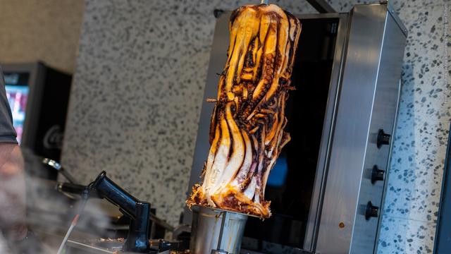 Ein Döner mit Oktopus hängt im Restaurant «Pescobar». Nach der ersten Filiale in London hat ein rumänischer Meeresfrüchte-Anbieter nun seine zweite Filiale mit Calamari-Kebab in Karlsruhe eröffnet (Foto: dpa Bildfunk, picture alliance/dpa | Philipp von Ditfurth)