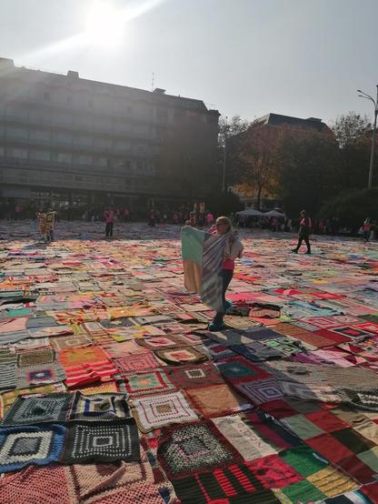 Piazza Cavour, coperta... dalle coperte realizzate a sostegno di associazioni contro la violenza sulle donne