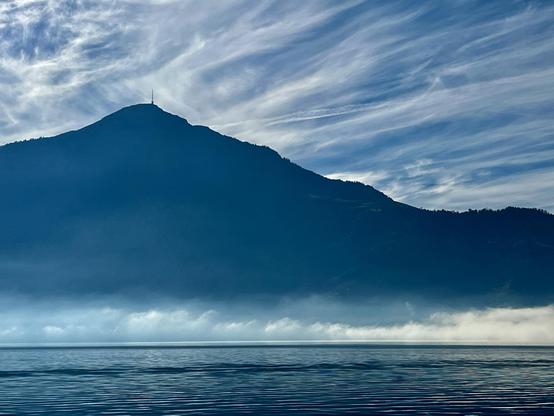 Blick über den Zugersee zur Rigi, über dem See liegt noch etwas Nebel.