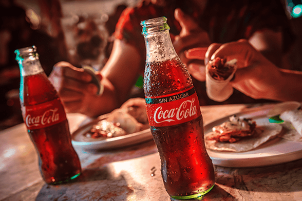 Coca Cola y tacos en la mesa