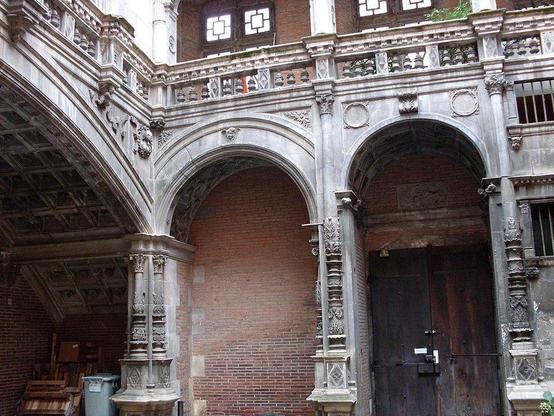 Hôtel Bernuy à #Toulouse (#HauteGaronne) L'hôtel a été construit en deux campagnes. La façade sur rue remonte de la première (1503-1504) , encore gothique malgré quelques éléments décoratifs empruntés à l'Itali...
Suite 👉 https://monumentum.fr/monument-historique/pa00094533/toulouse-hotel-bernuy
#Patrimoine #MonumentHistorique
Photo CC-BY-SA 4.0 : Traumrune