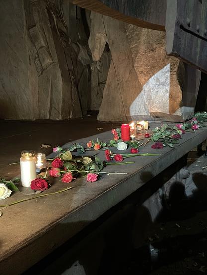 Kerzen und Blumen am Mahnmal.