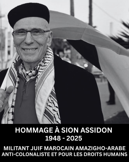Portrait de Sion Assidon en noir et blanc, keffieh autour du coup, portant un drapeau palestinien et souriant.
1948-2025