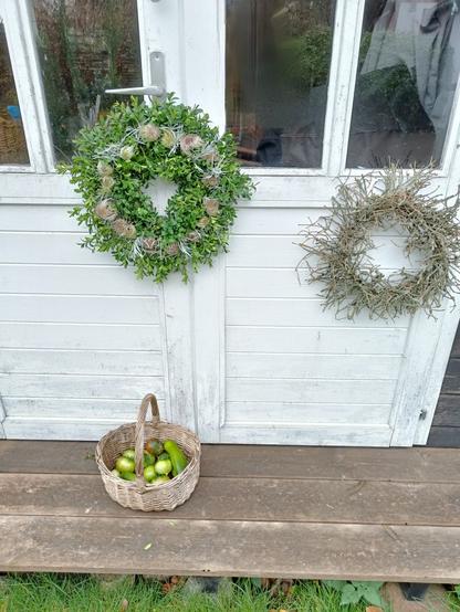 Kranse og høst fra højbedene