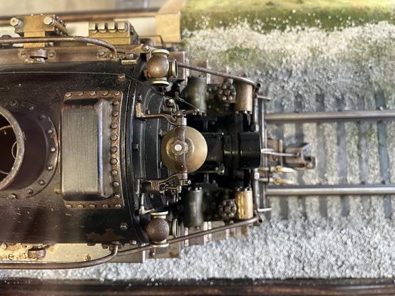 Detail of the top of the engine front