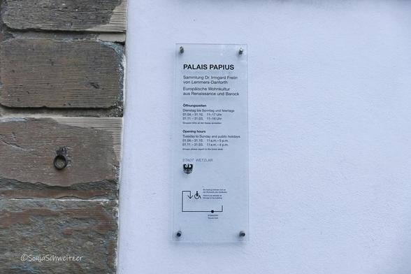 Schild der Öffnungszeiten des Museums