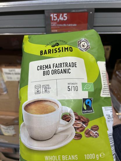 Foto einer Kilotüte von Bio-FairTrade-Kaffeebohnen in einem Supermarkt in Filderstadt mit der Preisangabe 15,45 Euro pro Kilo. Fotografiert von Dr. Michael Blume im November 2025.