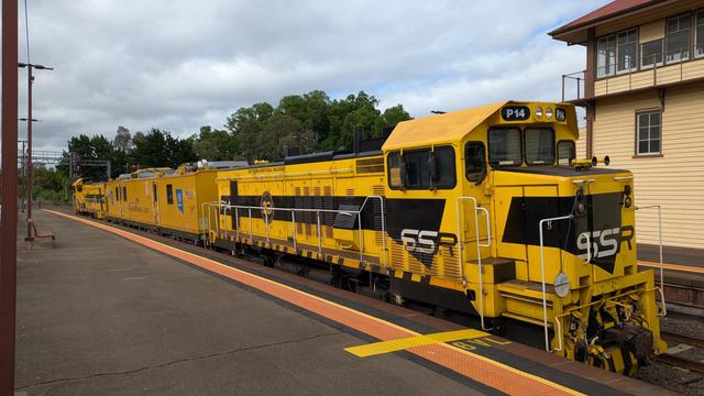 At a platform of Castlemaine Station is the track evaluation carriage/unit/thingy nicknamed 'Evie', and either side of it are P-Class locomotives