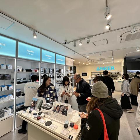 <p>中国モバイルバッテリー大手の安克創新科技（Anker Innovations、アンカー）が10月30日に発表した2025年7～9月期決算は、売上高が前年同期比19.88％増の81億5200万元（約1800億円）、純利益が27.76％増の7億6600万元（約170億円）だった。</p>
<p>1～9月の売上高は27.79％増の210億1900万元（約4600億円）で、うち海外売上高が28.01％増の203億2200万元（約4500億円）と全体の96.7％を占めた。純利益は31.34％増の19億3300万元（約430億円）となった。</p>
<blockquote class="wp-embedded-content"><p><a href="https://36kr.jp/369153/">爆発リスクで100万台リコール⋯中国モバイルバッテリー規制で暴かれる“スペック盛り”の実態</a></p></blockquote>
<p></p>
<p>一方で、アンカーはここ1年余りの間に中国や米国、日本などの主要市場で複数回の大規模リコール（回収・無償修理）を実施したことで、巨額の経済的損失と信頼失墜の危機に陥っている。</p>
<p>同社の日本法人アンカー・ジャパンは10月21日、モバイルバッテリー約41万台とスピーカー約10万台を自主回収すると発表した。これらの製品は、リチウムイオン電池の製造工程に不備があり、特定の条件下で過熱・発火するリスクがある。対象製品で41件の発火事故が発生し、その原因を調査する過程で判明した。米国でも6月と9月の2回にわたり、それぞれ115万台と48万台のモバイルバッテリーを自主回収している。</p>
<p>＊1元＝約22円で計算しています。</p>
<p>（36Kr Japan編集部・茶谷弥生）</p>