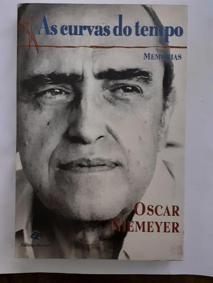 Capa do livro "As curvas do tempo: memórias", de Oscar Niemeyer, arquiteto brasileiro.

A capa é uma fotografia  em preto e branco do rosto do arquiteto. Na altura das sombrancelhas está a frae "As curvas do tempo. Sob ela uma linha vermelha, irregular, aparentando ter sido feita à mão. Há um esboço de ser humano com os braços levantados no começo à esquerda da linha, semelhante às esculturas deixadas pelo arquiteto em prédios de Brasília. 

O nome do arquiteto e autor está em maiúsculas no canto inferior  da página. 

No canto inferior esquerdo esquerdo está o logotipo da Editora Revan, que publicou o livro, e logo abaixo o nome por extenso.