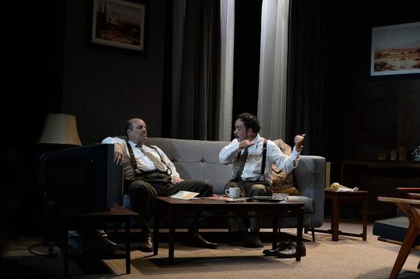 Personas platican en una sala