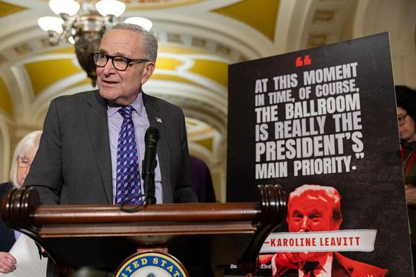 El líder de la minoría del Senado, Chuck Schumer, habla en una conferencia de prensa con otros miembros del Caucus Demócrata del Senado en Washington, el 28 de octubre de 2025. (Nathan Posner / Anadolu via Getty Images)