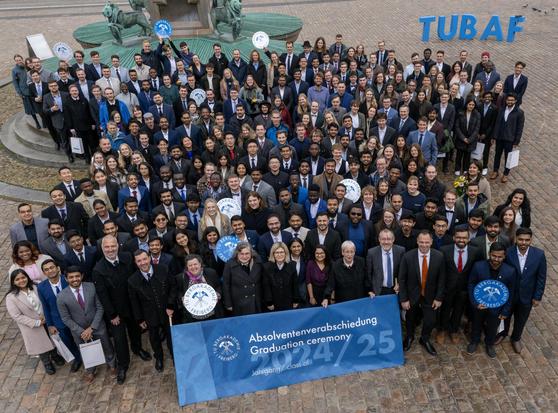 Zirka 200 Absolventinnen und Absolventen feierten ihren Abschluss an der TUBAF. Hier ein Gruppenbild auf dem Freiberger Obermarkt. Foto: D. Müller